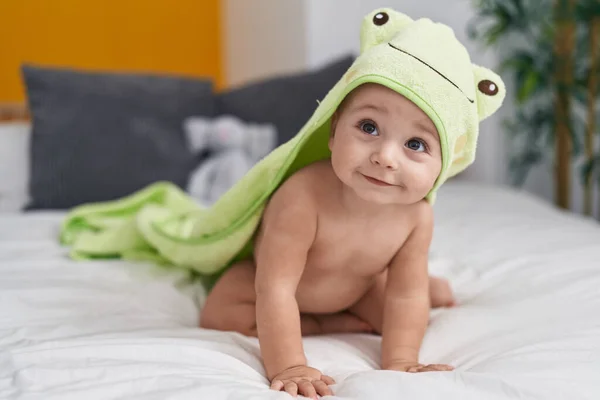 Adorável Bebê Caucasiano Vestindo Roupão Banho Sapo Rastejando Cama Quarto — Fotografia de Stock