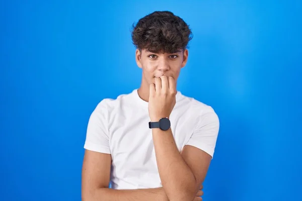 Латиноамериканский Подросток Стоящий Синем Фоне Выглядящий Напряженным Нервным Руками Губах — стоковое фото