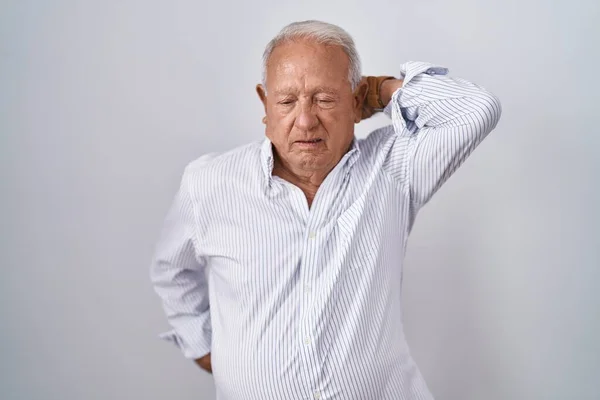 Gri Saçlı Yaşlı Adam Izole Edilmiş Arka Planda Duruyor Boyun — Stok fotoğraf
