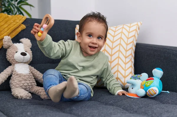 Adorável Menino Hispânico Brincando Com Brinquedo Sentado Sofá Casa — Fotografia de Stock