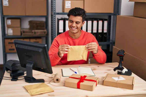 Junger Hispanischer Mann Commerce Kaufmann Schnürt Paket Büro — Stockfoto