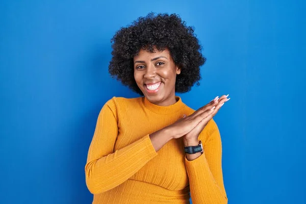 Mujer Negra Con Pelo Rizado Pie Sobre Fondo Azul Aplaudiendo — Foto de Stock