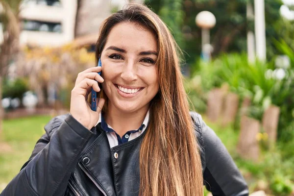 Молода Красива Іспаномовна Жінка Посміхається Впевнено Говорити Смартфоні Парку — стокове фото