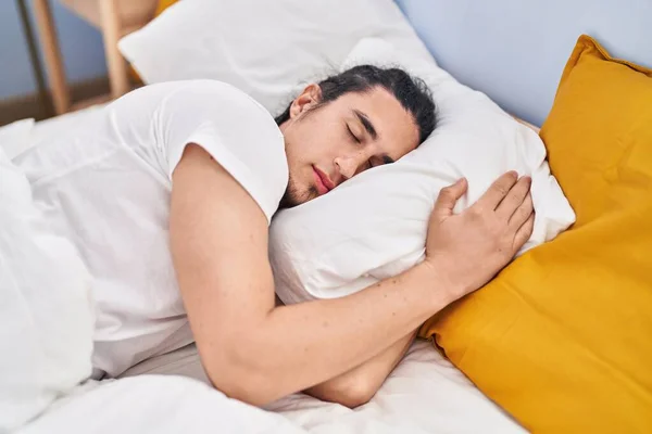 Молодой Человек Спит Кровати Спальне — стоковое фото