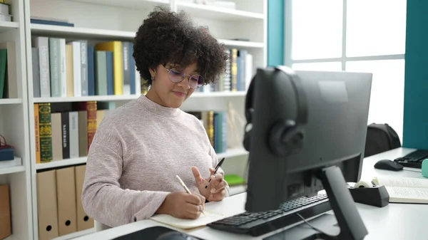 Jong Afrikaans Amerikaans Vrouw Student Met Behulp Van Computer Schrijven — Stockfoto
