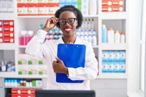 Африканская Американка Фармацевт Улыбается Уверенно Держа Планшет Аптеке — стоковое фото