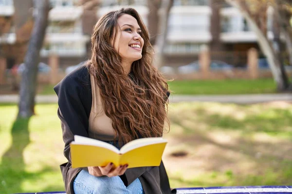 Молода Красива Іспаномовна Жінка Читає Книгу Сидячи Лавці Парку — стокове фото