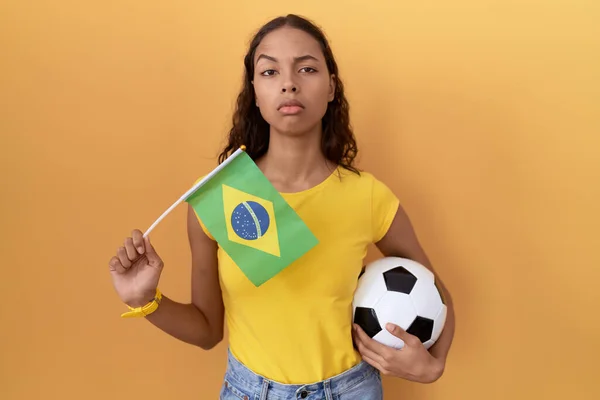 Mujer Hispana Joven Sosteniendo Bandera Brasil Pelota Fútbol Escéptico Nervioso — Foto de Stock