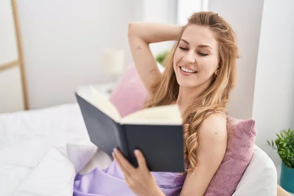 Young Blonde Woman Reading Book Sitting Bed Bedroom — Foto de Stock