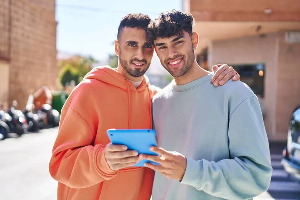 Dois Homens Casal Abraçando Uns Aos Outros Usando Touchpad Rua — Fotografia de Stock