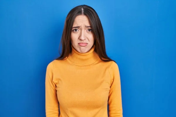 Jonge Brunette Vrouw Staat Blauwe Achtergrond Depressief Zorgen Maken Voor — Stockfoto