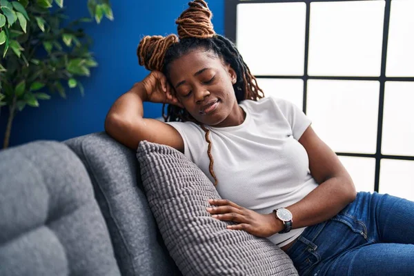 African American Woman Lying Sofa Sleeping Home — Foto Stock