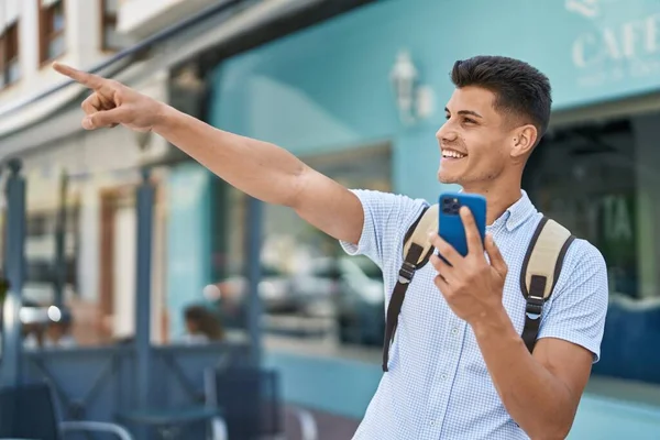 Молодий Іспаномовний Студент Використовуючи Смартфон Вулиці — стокове фото