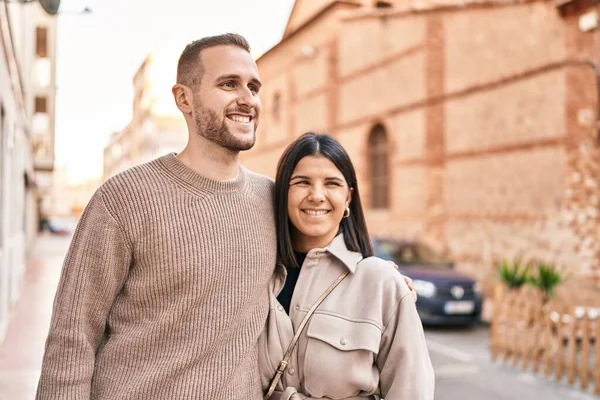 Man Vrouw Paar Glimlachen Zelfverzekerd Knuffelen Elkaar Staan Straat — Stockfoto