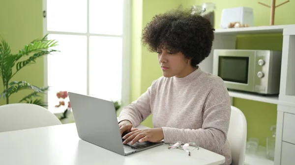 Młoda Afroamerykanka Korzystająca Laptopa Siedząca Stole Domu — Zdjęcie stockowe