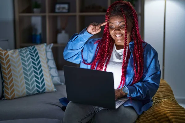 Afroamerikanerin Mit Geflochtenem Haar Nachts Mit Computer Laptop Lächelnd Mit — Stockfoto