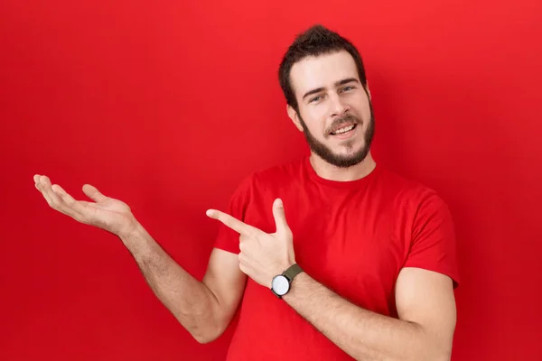 Giovane Uomo Ispanico Indossa Casual Shirt Rossa Stupito Sorridente Alla — Foto Stock