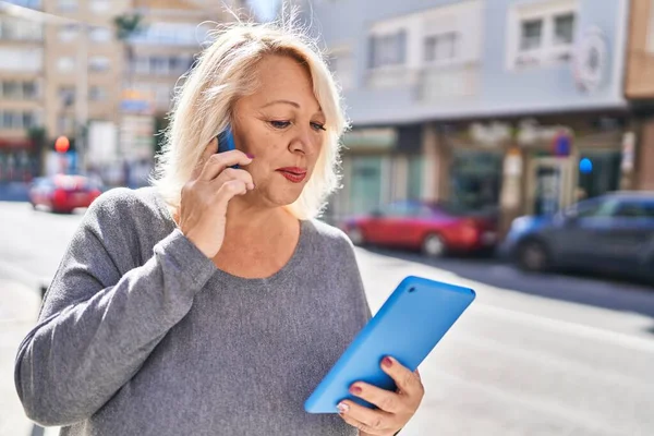 Μέση Ηλικία Ξανθιά Γυναίκα Μιλάει Στο Smartphone Χρησιμοποιώντας Touchpad Στο — Φωτογραφία Αρχείου