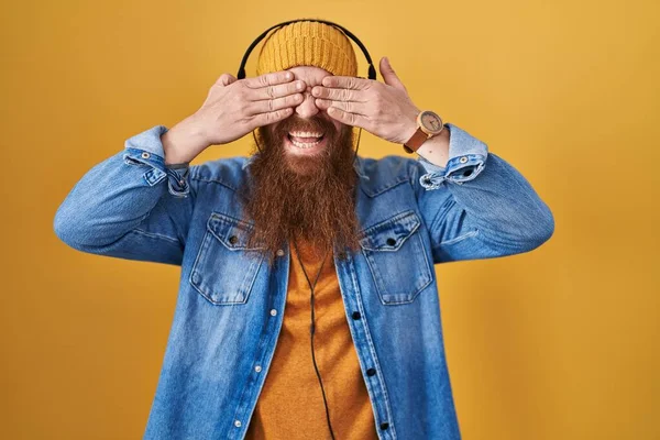 Homme Caucasien Longue Barbe Écoutant Musique Aide Écouteurs Couvrant Les — Photo