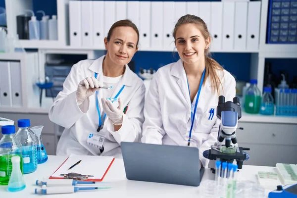 Две Женщины Учёные Используют Таблетки Хранения Ноутбуков Лаборатории — стоковое фото