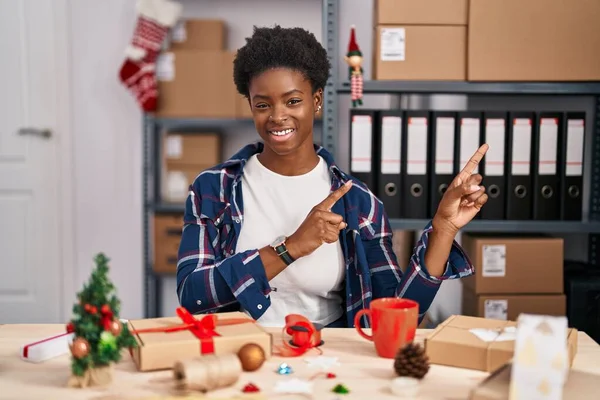 Αφροαμερικανή Γυναίκα Που Εργάζεται Μικρή Επιχείρηση Κάνει Χριστουγεννιάτικη Διακόσμηση Χαμογελώντας — Φωτογραφία Αρχείου