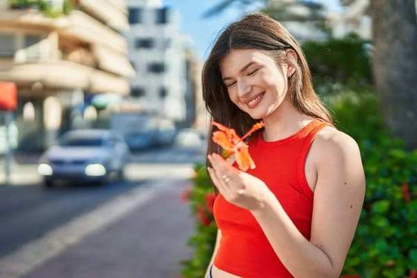 Jovem Mulher Caucasiana Sorrindo Confiante Segurando Flor Parque — Fotografia de Stock