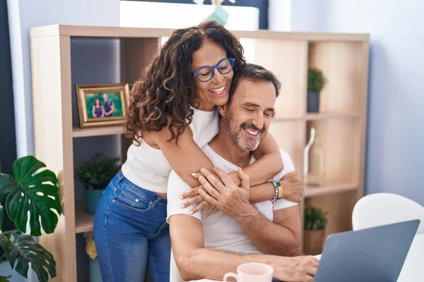 Erkek Kadın Çift Evde Dizüstü Bilgisayar Kullanarak Birbirlerine Sarılıyorlar — Stok fotoğraf