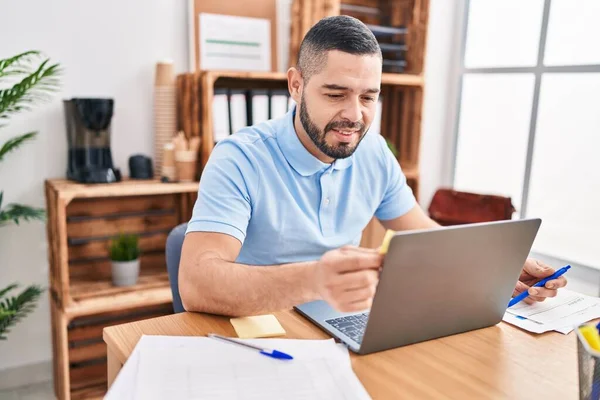 Junge Lateinisch Mann Business Worker Using Laptop Working Office — Stockfoto