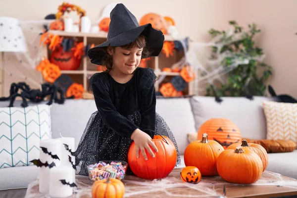 Rozkošná Hispánská Dívka Halloween Party Drží Sladké Dýně Koše Doma — Stock fotografie