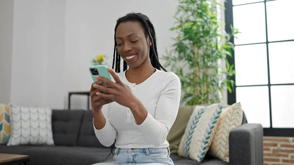 Afričanky Americká Žena Pomocí Smartphone Sedí Pohovce Doma — Stock fotografie