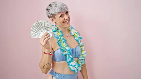 Young Woman Tourist Wearing Bikini Hawaiian Lei Holding Dollars Isolated — Stock Photo, Image
