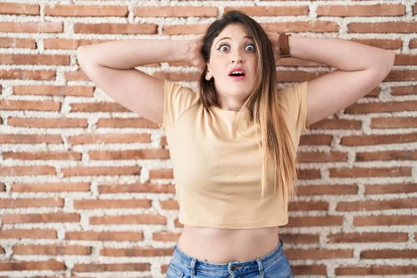 Junge Brünette Frau Steht Über Ziegelmauer Verrückt Und Erschrocken Mit — Stockfoto