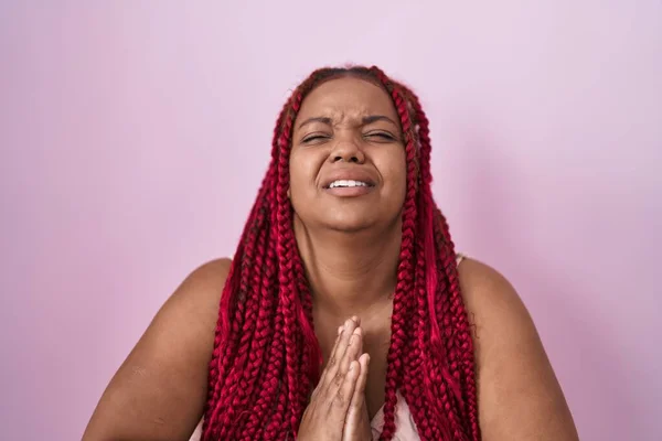 Afroamerikanerin Mit Geflochtenem Haar Steht Vor Rosa Hintergrund Und Bettelt — Stockfoto