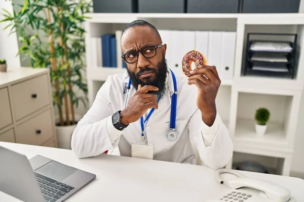Afroamerikan Som Jobbar Dietistkliniken Och Håller Munken Ansiktet Och Funderar — Stockfoto