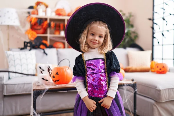 Roztomilé Blondýny Dívka Sobě Čarodějnice Kostým Halloween Party Doma — Stock fotografie