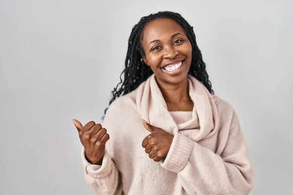 Afrikaanse Vrouw Staande Witte Achtergrond Wijzend Naar Achterkant Met Hand — Stockfoto