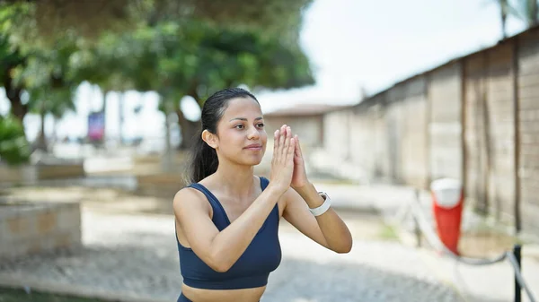 Young Beautiful Hispanic Woman Doing Yoga Exercise Park — Stock Photo, Image