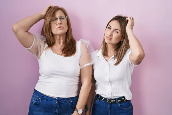 Hispanische Mutter Und Tochter Lässigem Weißem Shirt Vor Rosa Hintergrund — Stockfoto