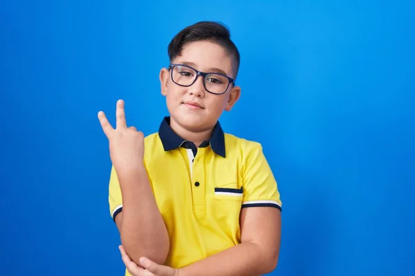 Ein Junges Hispanisches Kind Das Vor Blauem Hintergrund Steht Und — Stockfoto