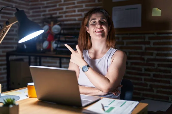 Mujer Morena Trabajando Oficina Por Noche Con Una Gran Sonrisa —  Fotos de Stock