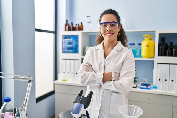 Genç Güzel Spanyol Bilim Kadını Gülümsüyor Kollarını Kavuşturup Laboratuvarda Kendine — Stok fotoğraf