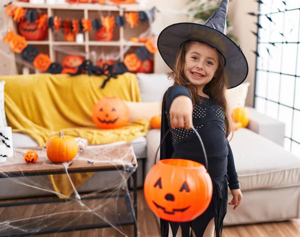 Imádnivaló Spanyol Lány Akinek Halloween Party Gazdaság Sütőtök Kosár Otthon — Stock Fotó