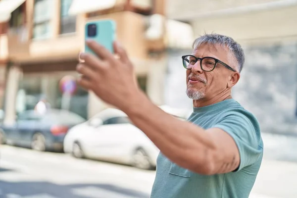Hombre Pelo Gris Mediana Edad Sonriendo Confiado Haciendo Selfie Por — Foto de Stock