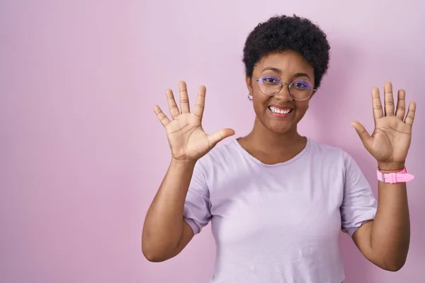 Genç Afro Amerikalı Kadın Pembe Arka Planda Duruyor Parmaklarını Numarayla — Stok fotoğraf