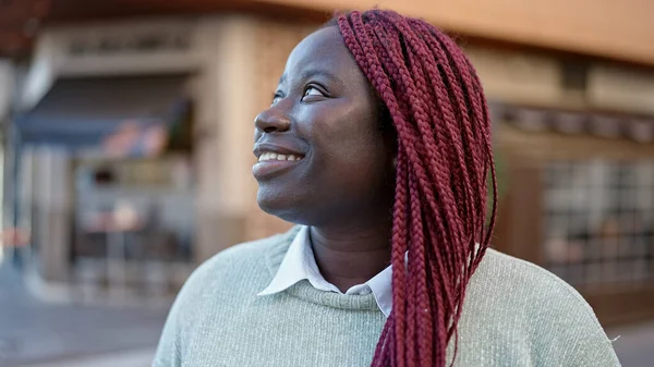 通りで横に自信を持って笑顔編組髪を持つアフリカの女性 — ストック写真