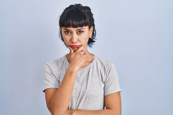 Young Hispanic Woman Wearing Casual Shirt Blue Background Looking Confident — Stock Photo, Image