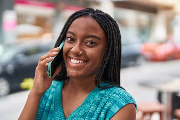 Mujer Afroamericana Sonriendo Confiada Hablando Teléfono Inteligente Calle —  Fotos de Stock