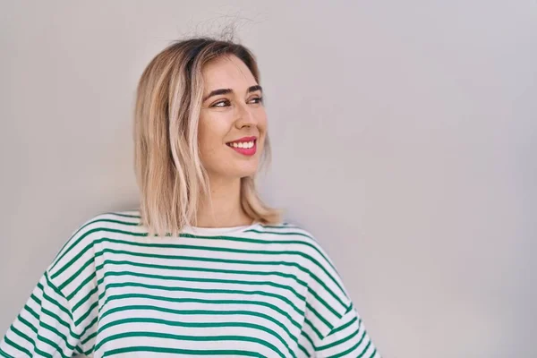 Mujer Joven Sonriendo Confiada Mirando Hacia Lado Sobre Fondo Blanco —  Fotos de Stock