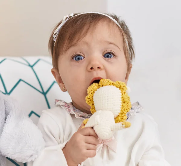 Adorável Caucasiano Bebê Sentado Cama Bitting Boneca Quarto — Fotografia de Stock