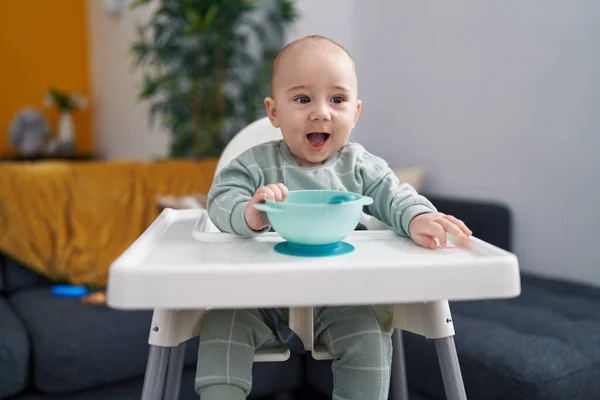 Sevimli Beyaz Bebek Evde Sandalyeye Oturmuş Kendinden Emin Gülümsüyor — Stok fotoğraf